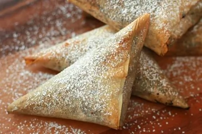 Пирожное со сливочным сыром и сухофруктами