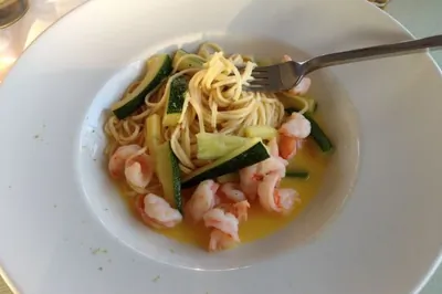 Паста с цукини и королевскими креветками