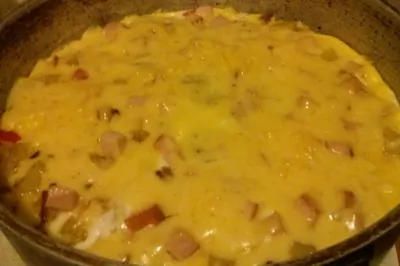 Омлет с овощами и ветчиной