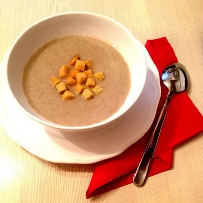 Крем-суп из шампиньонов с сухариками