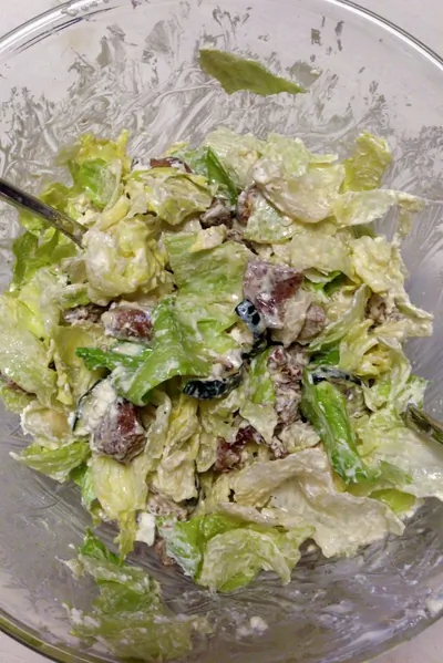 Теплый салат из индейки, цукини и брынзы с горчичной заправкой