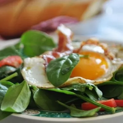 Яичница с колбасками и рукколой