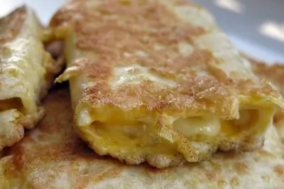 Омлет с сыром в лаваше