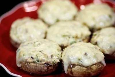 Запеченные грибы, фаршированные курицей и сыром