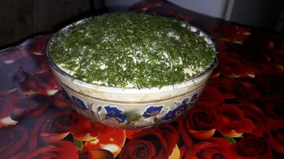 Слоеный салат с копченой курицей и свежими огурцами