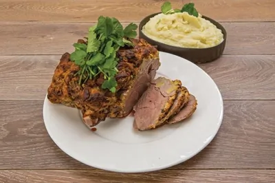 Баранья нога, запеченная в панировке из горчицы и ароматных трав, с картофельным пюре