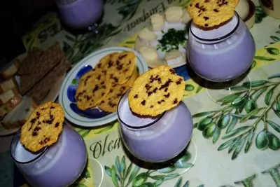 Суп-капучино из краснокочанной капусты с вафлями из пармезана