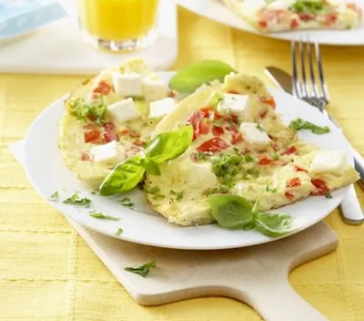 Омлет с беконом, помидорами, базиликом и орегано