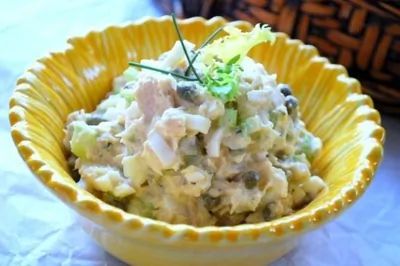 Протеиновый салат с тунцом и крабовыми палочками