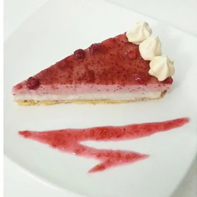 Землянично-банановый чизкейк с меренгами