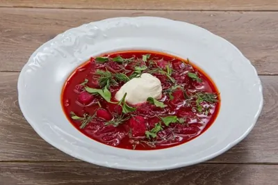 Горячий свекольник со сметаной