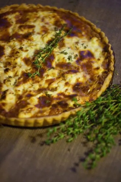 Тарт с луком, тимьяном и козьим сыром