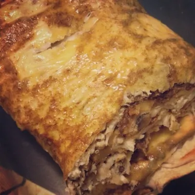 Запеченный рулет из лаваша с курицей и грибами