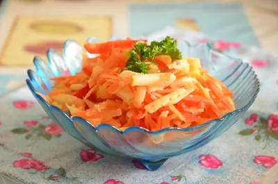 Салат с морковью, сыром и кефиром