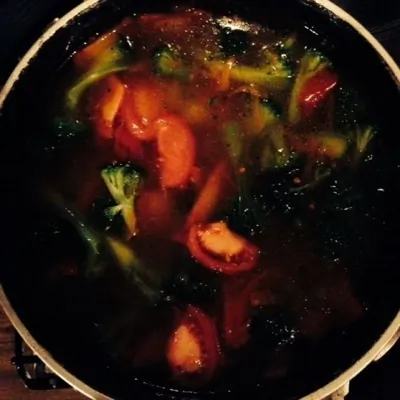 Овощной суп с курицей, брокколи и помидорами