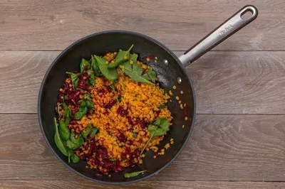 Чечевица со свеклой, шпинатом и йогуртной заправкой