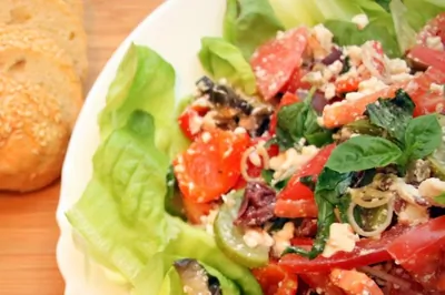 Салат с запеченными и свежими овощами и фетой