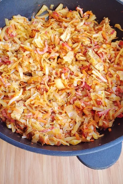 Острая тушеная капуста с мясом