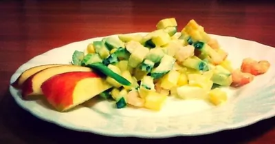 Салат из авокадо, креветок и яблока