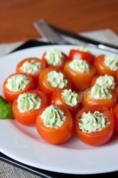 Помидоры черри, фаршированные сырным кремом с базиликом