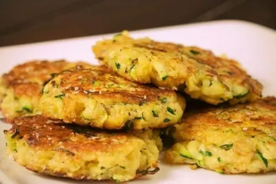 Легкие оладьи из кабачков с кинзой