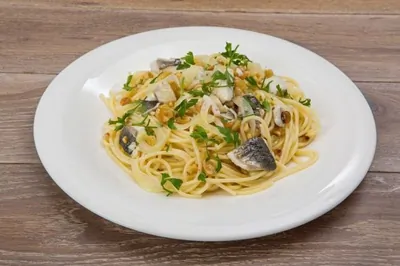 Спагетти с сибасом, изюмом и кедровыми орешками