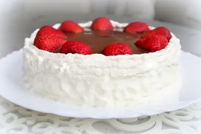 Торт с творожно-клубничным суфле