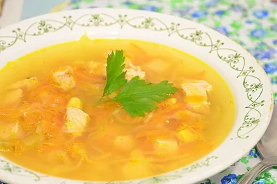 Куриный суп с овощами и сметаной