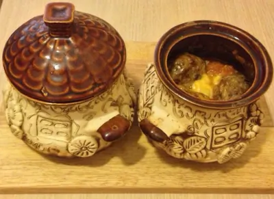 Острые котлеты с кумином, запеченые в горшочках с картофелем