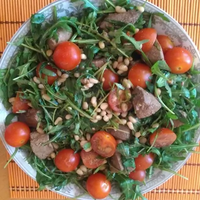 Салат «Израильский» с говяжьей печенью и рукколой