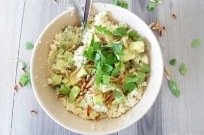 Салат из кускуса с мятой и авокадо