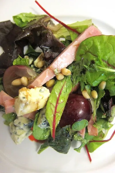 Салат из винограда, сыра и ветчины