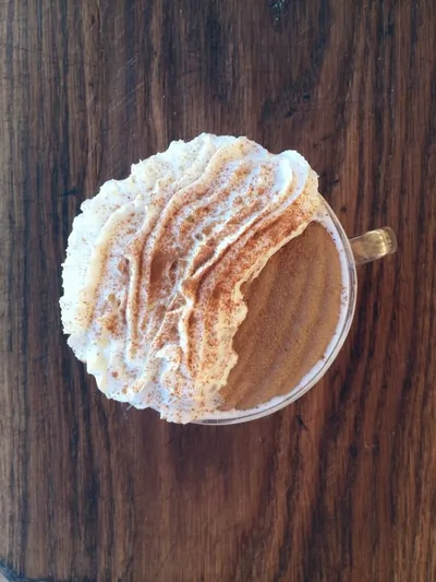 Манная каша со взбитыми сливками и кофе