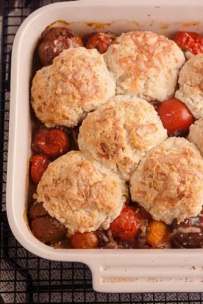 Томатный коблер с сырным печеньем