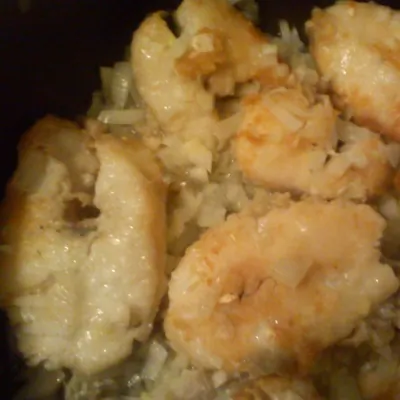 Судак, жареный с луком