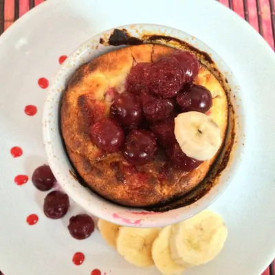 Легкая творожная запеканка с вишней