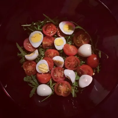 Легкий салат с рукколой и перепелинными яйцами