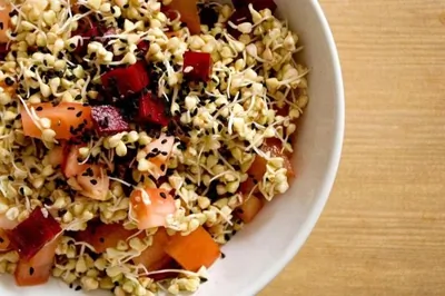 Салат с пророщенной гречкой и помидорами