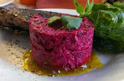 Грузинский салат из отварной свеклы с грецкими орехами и специями (Пхали из свеклы)