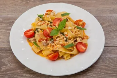 Паста с дорадой и помидорами черри