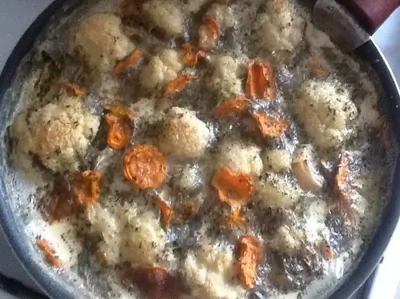 Цветная капуста в плавленном сыре с базиликом