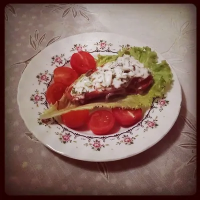 Куриные грудки в пармской ветчине под соусом из сливок и пряных трав