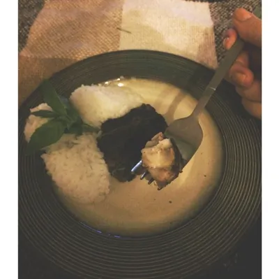 Филе рыбы на пару с прованскими травами, обернутое в листья базилика