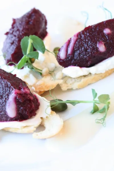Козий сыр с печеной свеклой и грушевым «маслом»