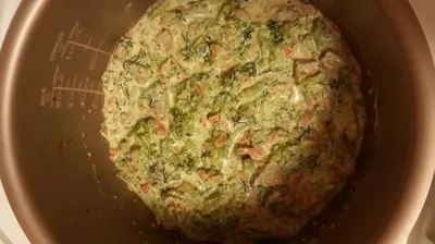 Курица с брокколи и морковью, тушеная в сливках