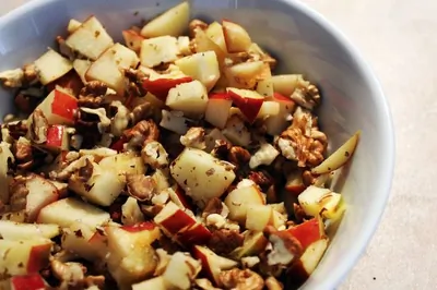 Фруктовый завтрак с орехами