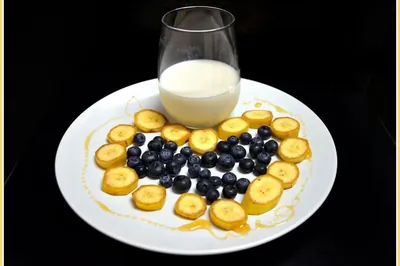 Банановый смузи с голубикой