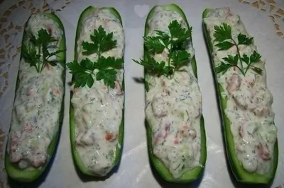 Лодочки из свежих огурцов с творожной начинкой