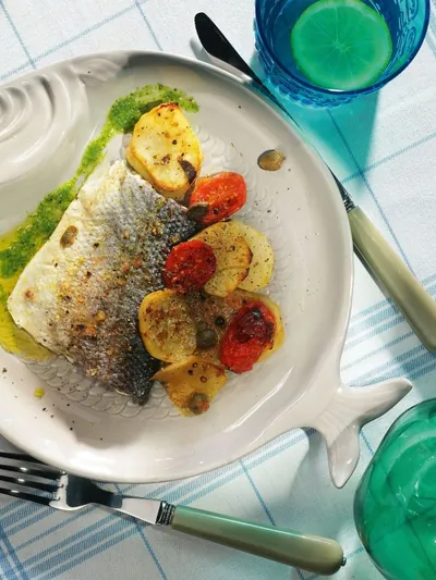 Сибас с картофелем, каперсами и помидорами