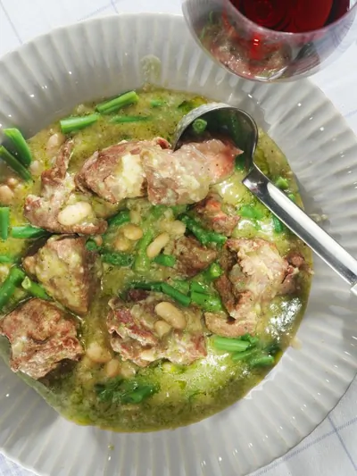 Ягненок с бобами и зеленой фасолью